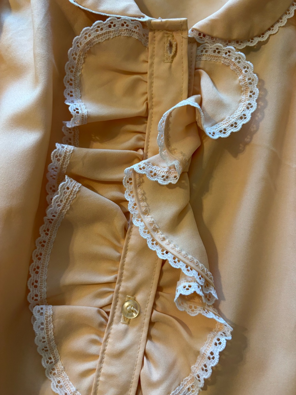 Vintage Cream Ruffle Lace Trim Blouse Pearl Buttons ptp 20 no size tag - Picture 4 of 6